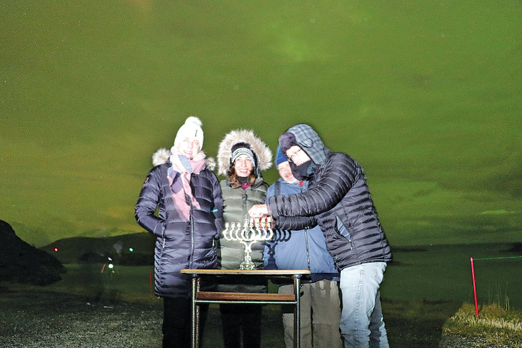 הדלקת חנוכייה על רקע הזוהר הצפוני