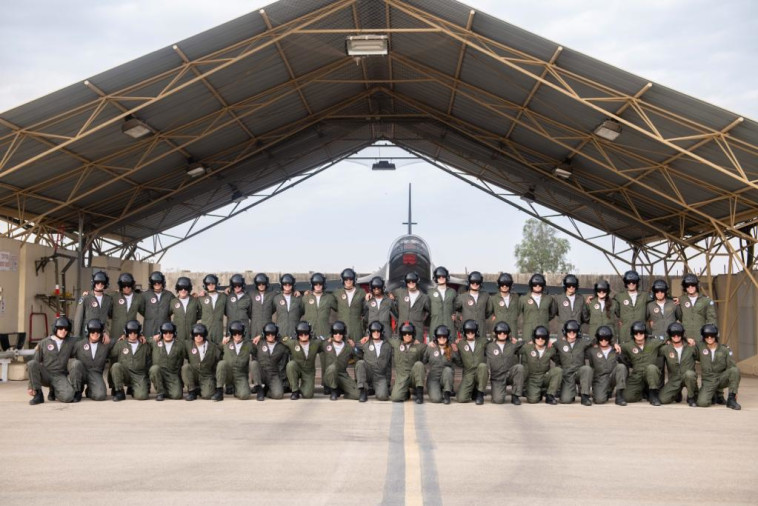 מסיימי קורס טיס מחזור 177. &quot;זו חובה לאומית, הגאווה הכי גדולה&quot;. צילום: דובר צה&quot;ל