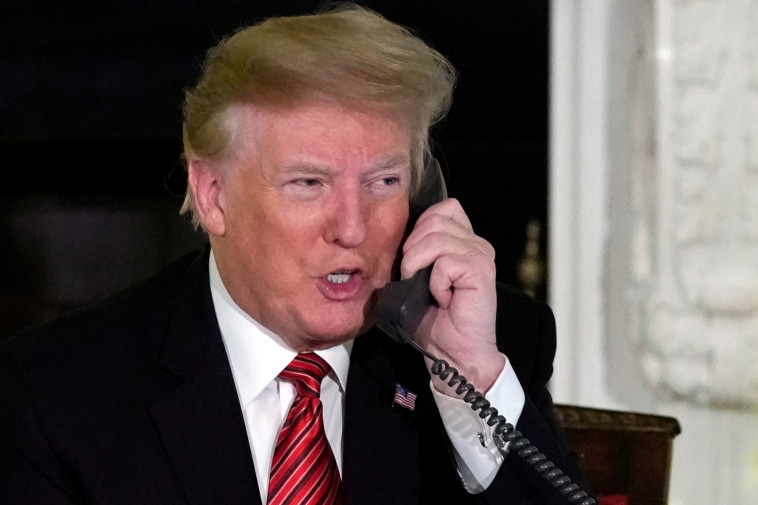 טראמפ בשיחת הטלפון לכבוד החג. צילום: רויטרס