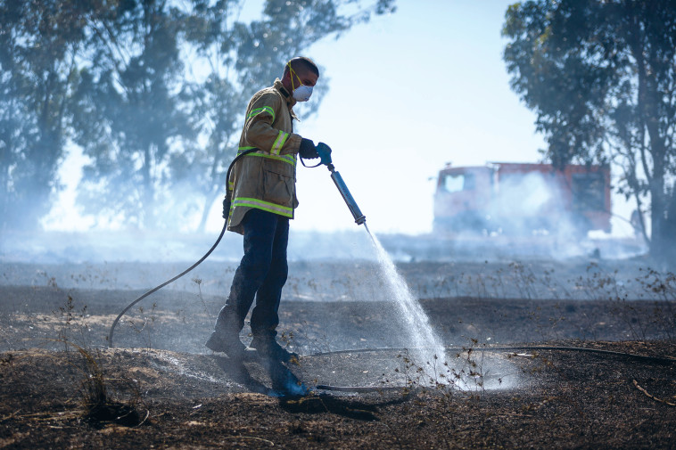  כיבוי שריפה בעוטף עזה. צילום: יונתן זינדל 