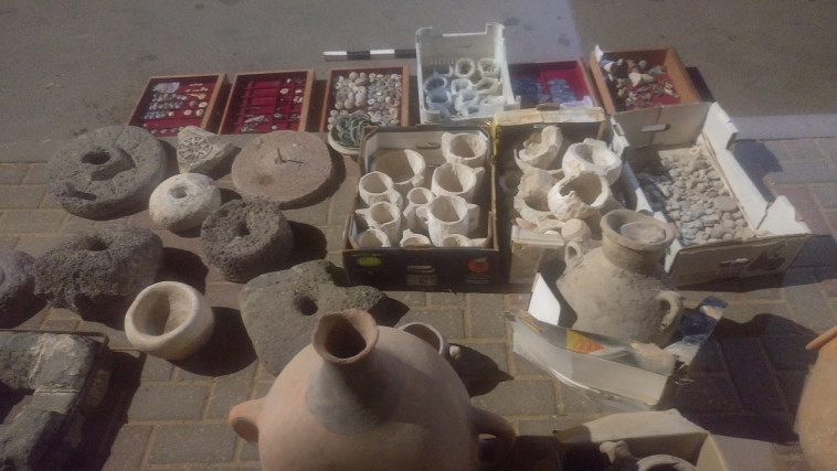 השודדים הם חופרים מטעם עצמם . פריטים גנובים שנתפסו. צילום: דוברות המנהל האזרחי