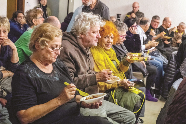 &quot;מי יכול לשפוט אחרי שלוש מנות?&quot; אולימפיאדת הצ'ולנט. צילום: יובל חן