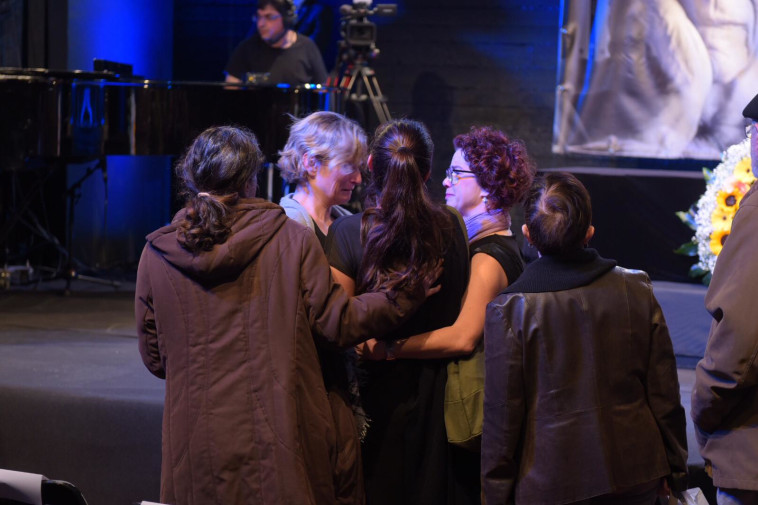 טקס האשכבה, ארונו של עמוס עוז. צלם : אבשלום שושני