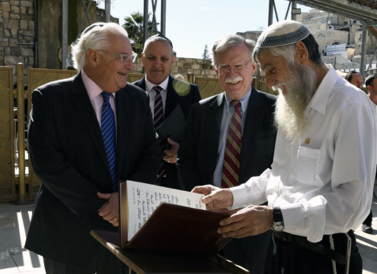בולטון ופרידמן בכותל. צילום: זיו סוקולוב/שגרירות ארה"ב בירושלים