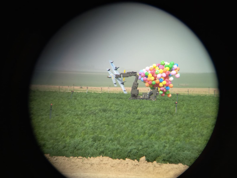 טיסן עם בלונים חשודים שנחת ליד מושב גבעולים 