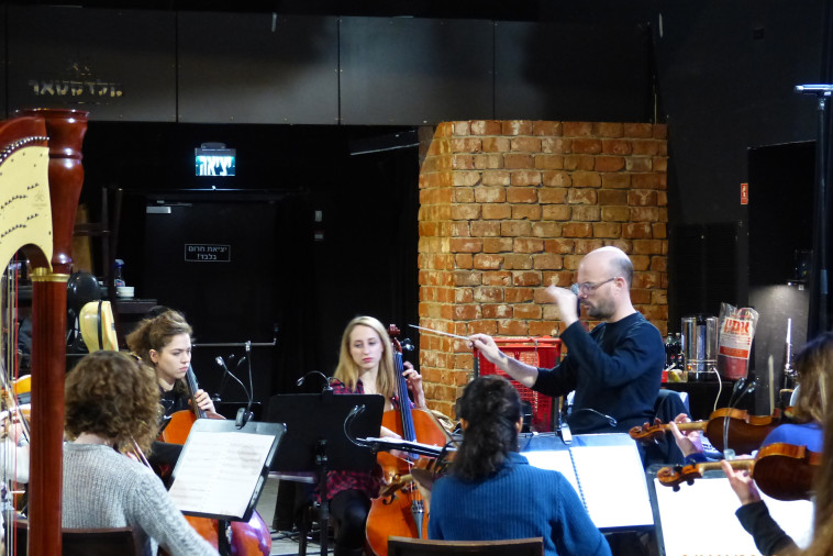 &quot;שומעים גם צ'ייקובסקי וגם ריהאנה&quot;. רועי אופנהיים מנצח על התזמורת. צילום: יוני הנשיא