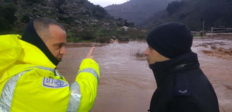 הסריקות בנחל חילזון אחר החייל. מפקדי היחידה היו חייבים להיות ערים להשפעות מזג האוויר. צילום: דוברות המשטרה