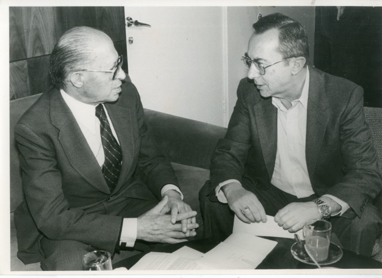 משה ארנס ומנחם בגין. צילום: קלאודיו פיימבלט