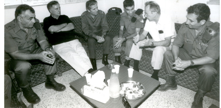 משה ארנס עם הרמטכ&quot;ל ברק, אלוף פיקוד צפון מרדכי ומפקד צד&quot;ל לאחד. צילום: עופר לפלר, דובר צה&quot;ל  