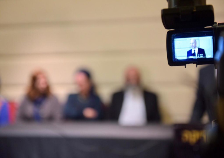 הוריהם של החשודים בפרשת הטרור היהודי במסיבת העיתונאים להגנתם. צילום: מרק ישראל סלם