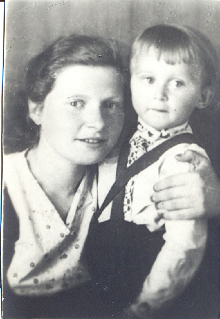  ויזלטיר ואחותו בתיה 1944. צילום פרטי