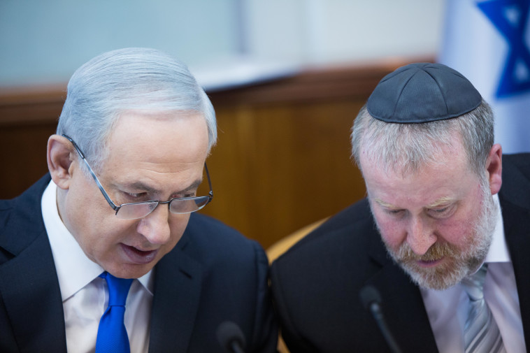 מנדלבליט עם נתניהו. צילום: יונתן זינדל, פלאש 90