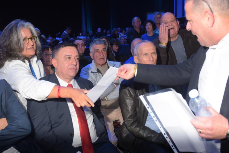 כבל מגיש לגבאי את בדיקת הפוליגרף. צילום: אבשלום ששוני