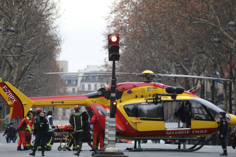 הדרך נחסמה לאמבולנסים. מסוק חילוץ בזירת הפיצוץ, צילום: AFP