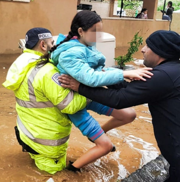 חילוץ תושבים מההצפות בסכנין. צילום: דוברות המשטרה