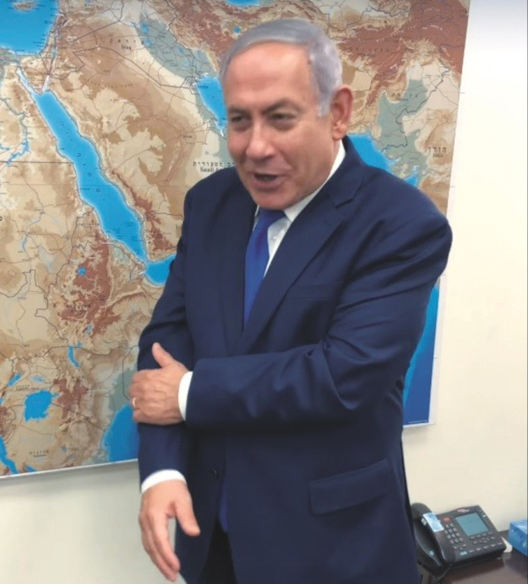 נתניהו מספר את &quot;משל היד הקטועה&quot;. צילום: פייסבוק