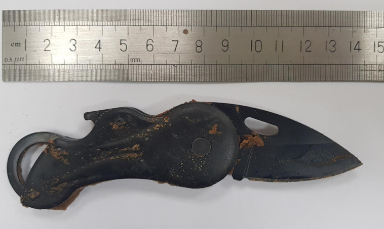 הסכין בה השתמש התלמיד כדי לפצוע את חברו. צילום: דוברות המשטרה