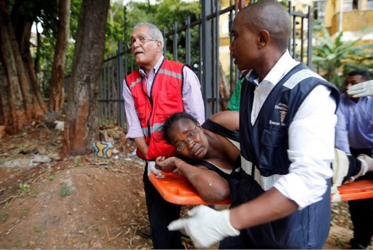 אישה פצועה בפיגוע בניירובי. צילום: רויטרס