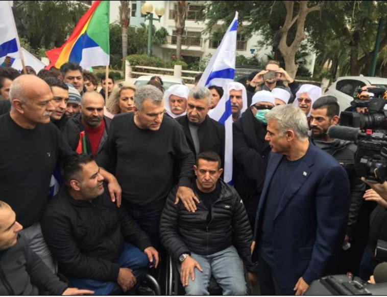 לפיד ופעילי מטה המאבק בחוק הלאום. צילום: ללא קרדיט