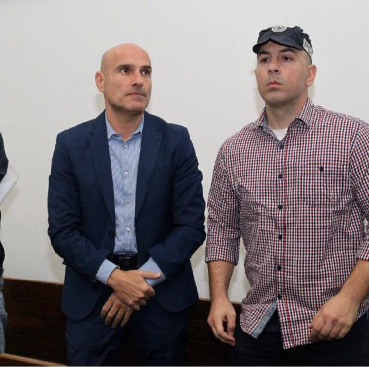 אפי נוה במעצר. צילום: אבשלום ששוני