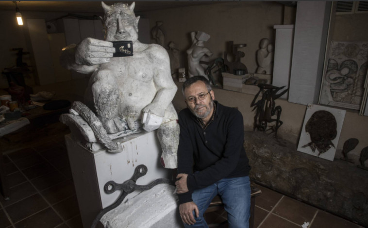 חוסה אנטוניו אבלה מרדונס והפסל שלו. צילום: טוויטר