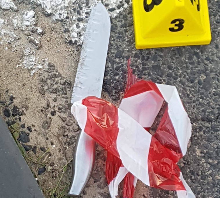 הסכין בה השתמש הצעיר כשרץ לעבר השוטרים