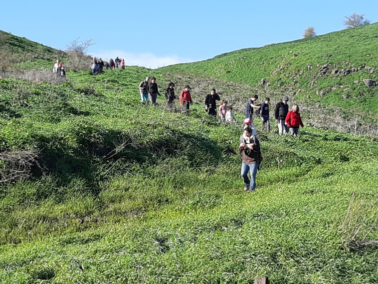 מטיילים בשמורת נחל תבור. צילום: חגי עוז, רשות הטבע והגנים