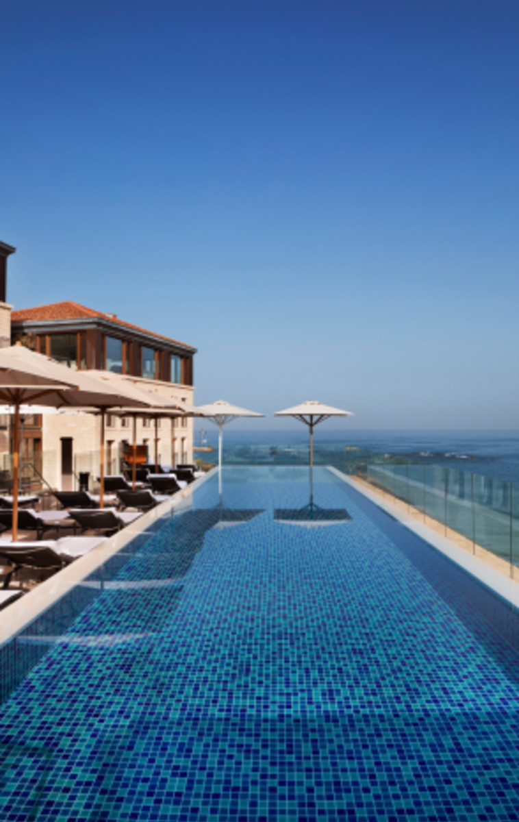 בריכת מלון סטאיי בתל אביב. צילום: אסף פינצ'וק