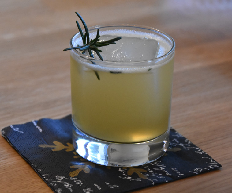 צילום יונתן הררי, הכינו קוקטייל ברבן סאוור ורוזמרין