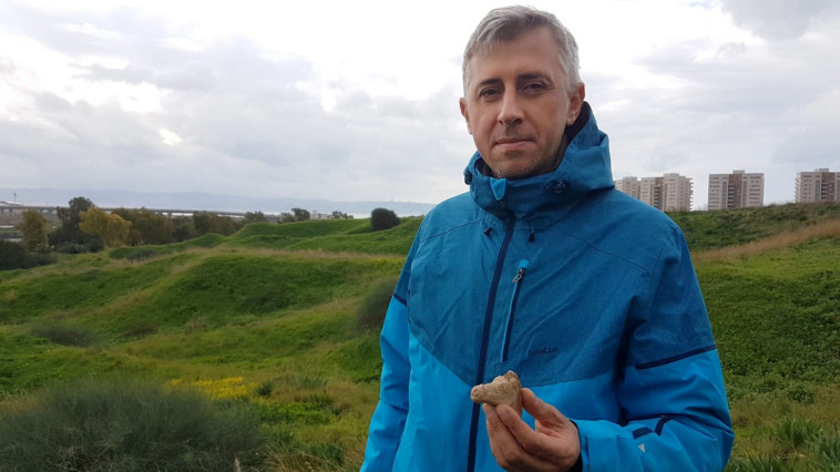 מיכאל מרקין שמצא את הפסלון. צילום: ניר דיסטלפלד, רשות העתיקות