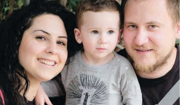 דניאל עם הוריו. צילום: באדיבות המשפחה