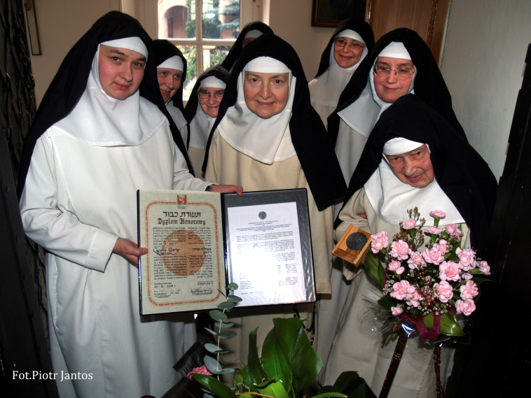 ססיליה ושאר הנזירות במנזר, עם תעודת &quot;חסידת אומות עולם&quot;. צילום: רויטרס