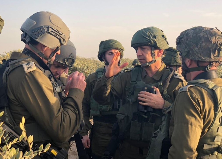 הרמטכ&quot;ל כוכבי בסיור בגבול רצועת עזה עם אלוף פיקוד דרום. ישנה את המדיניות? צילום: דובר צה&quot;ל
