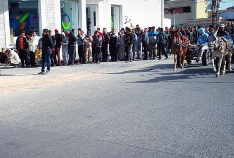 תושבי עזה מקבלים את הכסף הקטארי. צילום: רשתות ערביות