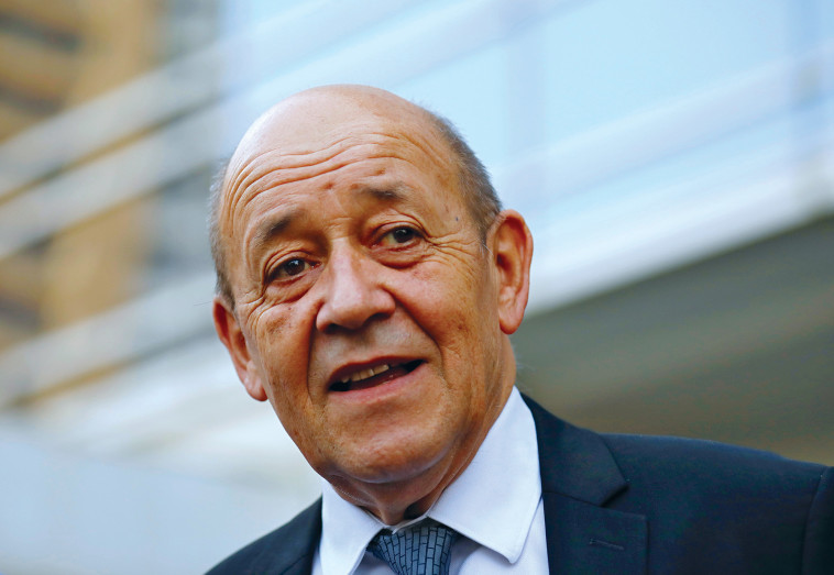 Il ministro degli Esteri francese Yves Le Drian (foto: Reuters)