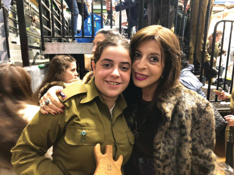 יהודית רותם עם הנכדה ענבר. פרטי 