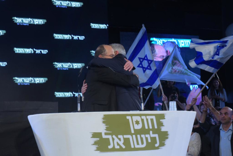 יעלון וגנץ על הבמה. צילום: אבשלום ששוני