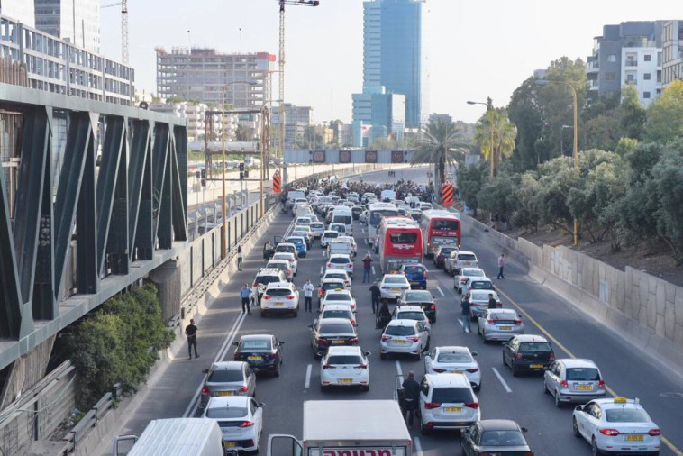 נתיבי איילון חסומים. צילום: אבשלום ששוני