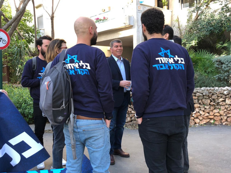 פעילי הקמפיין משוחחים עם גבי אשכנזי. צילום: יח&quot;צ