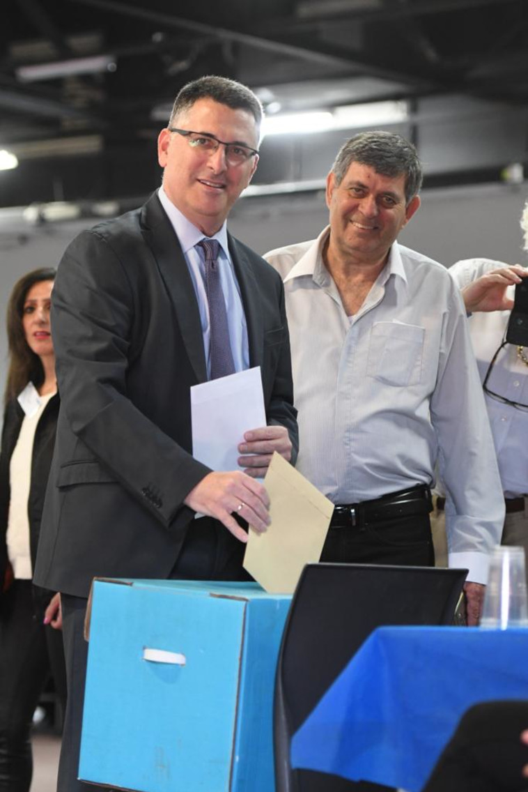 &quot;התנהג כמו גבר&quot;. גדעון סכר מצביע בפריימריז בליכוד, צילום: אבשלום ששוני