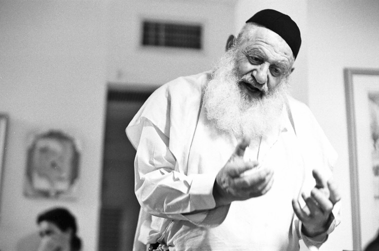 ''אורי זוהר חוזר''