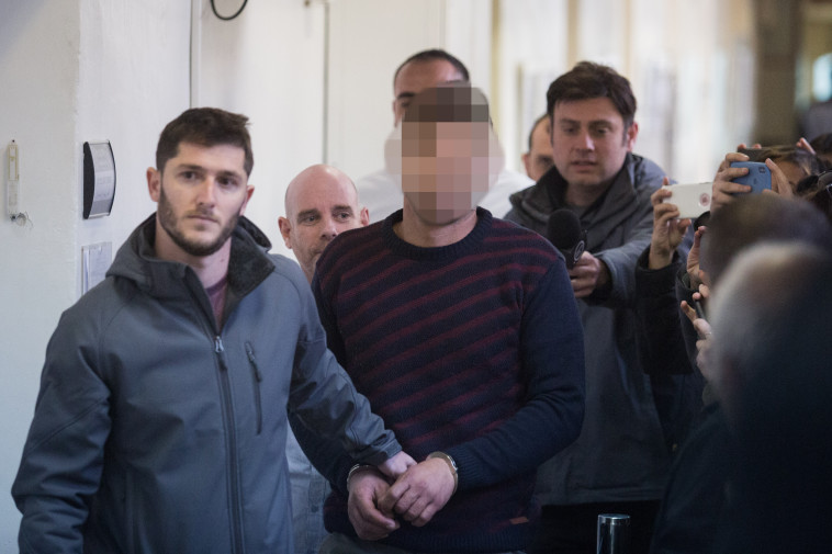 החשוד מובל לבית המשפט. צילום: הדס פרוש, פלאש 90