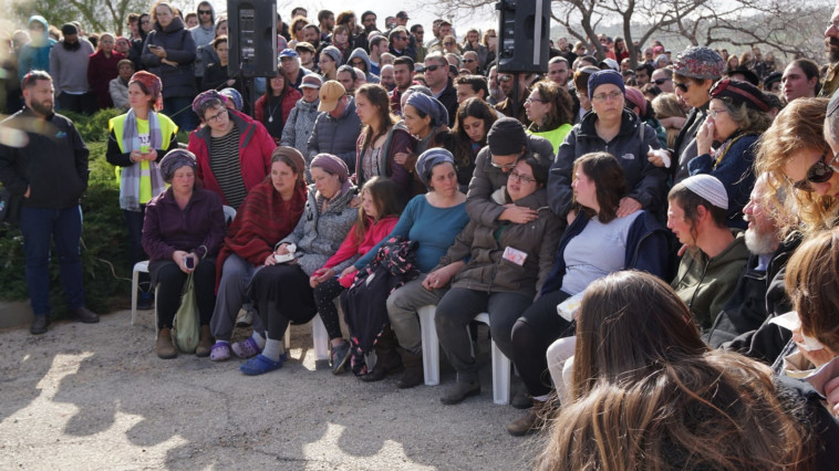 קרוביה של אנסבכר בלווייתה בתקוע. צילום: מאיר אליפור/TPS