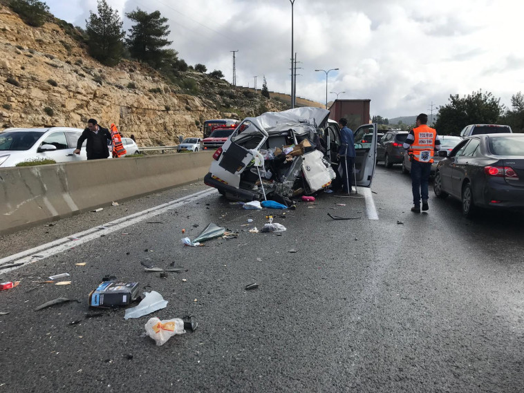 תאונת דרכים בכביש 443. צילום: דוברות המשטרה