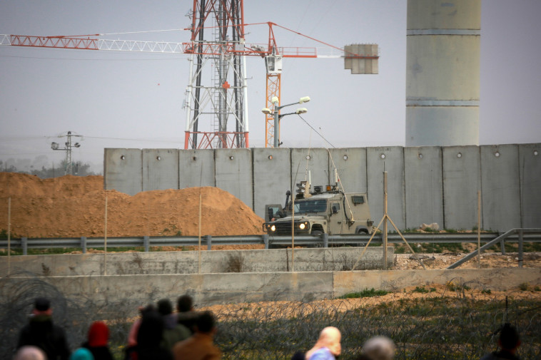 כוח צה&quot;ל בגבול רצועת עזה. קרדיט: עבד ראחים חטיב, פלאש 90 