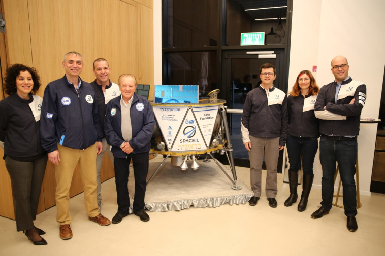 צוות spaceil והתעשייה האווירית ליד הדגם של החללית