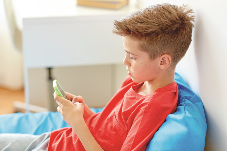 ילד עם סמארטפון.  אינג אימג'