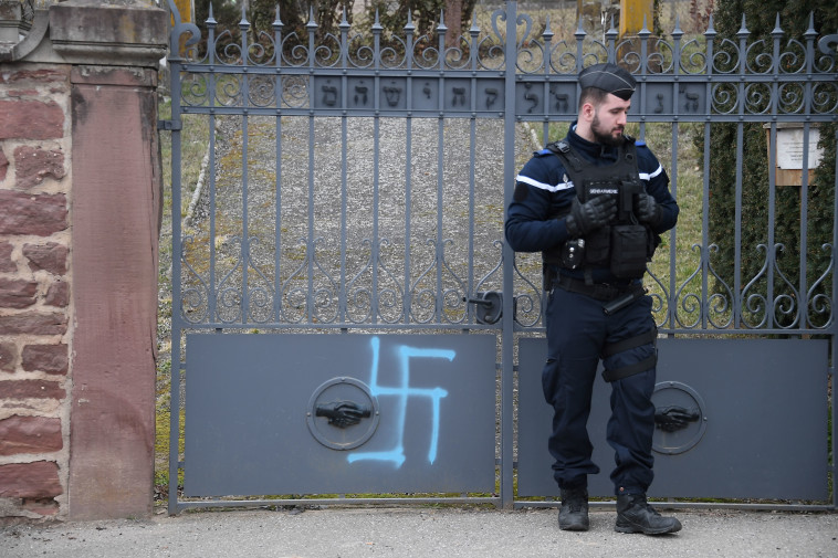 אבטחה בבית הקברות היהודי שהושחת. צילום: AFP