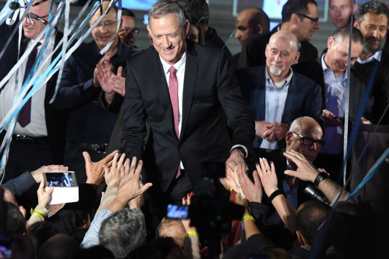 גנץ לאחר הנאום באירוע הצגת הרשימה. צילום: אבשלום ששוני