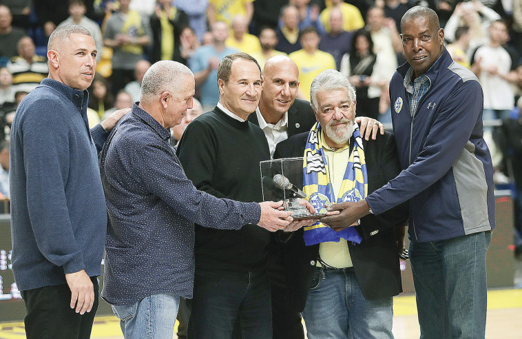 רפי גינת בטקס הוקרה על שירותו ככרוז של מכבי תל אביב. צלם : דני מרון